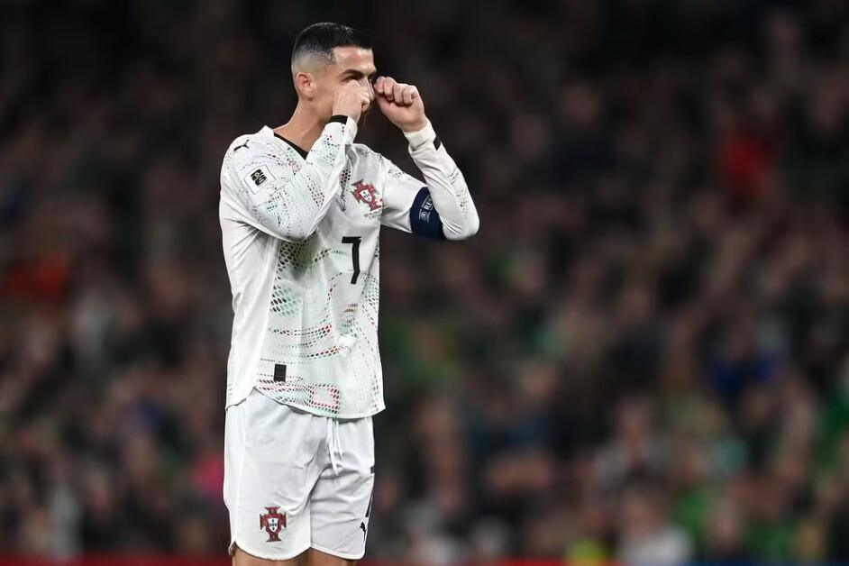 Jornal português reprova expulsão de Cristiano Ronaldo e diz que astro “deveria ter vergonha”