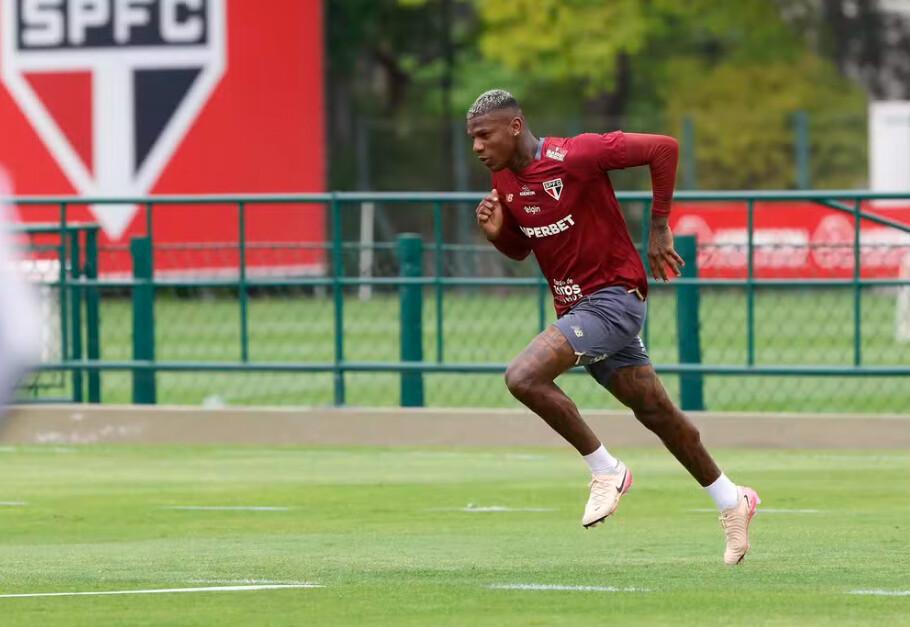 Arboleda sofre lesão muscular e vira desfalque do São Paulo para clássico contra o Corinthians