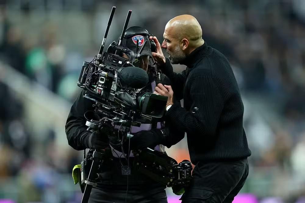 Guardiola pede desculpas após confronto com cinegrafista: “Me sinto envergonhado”