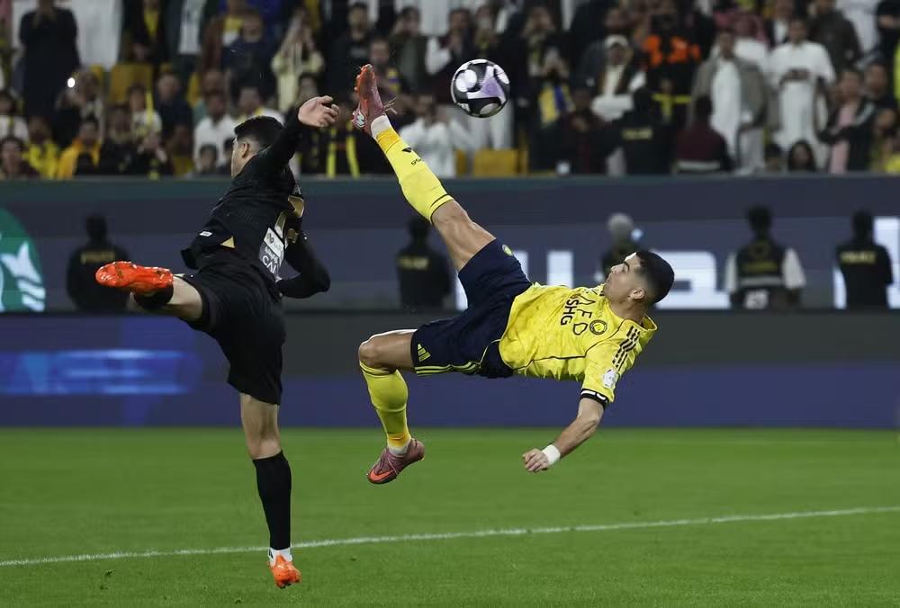 Cristiano Ronaldo marca golaço de bicicleta e chega a 954 gols na carreira