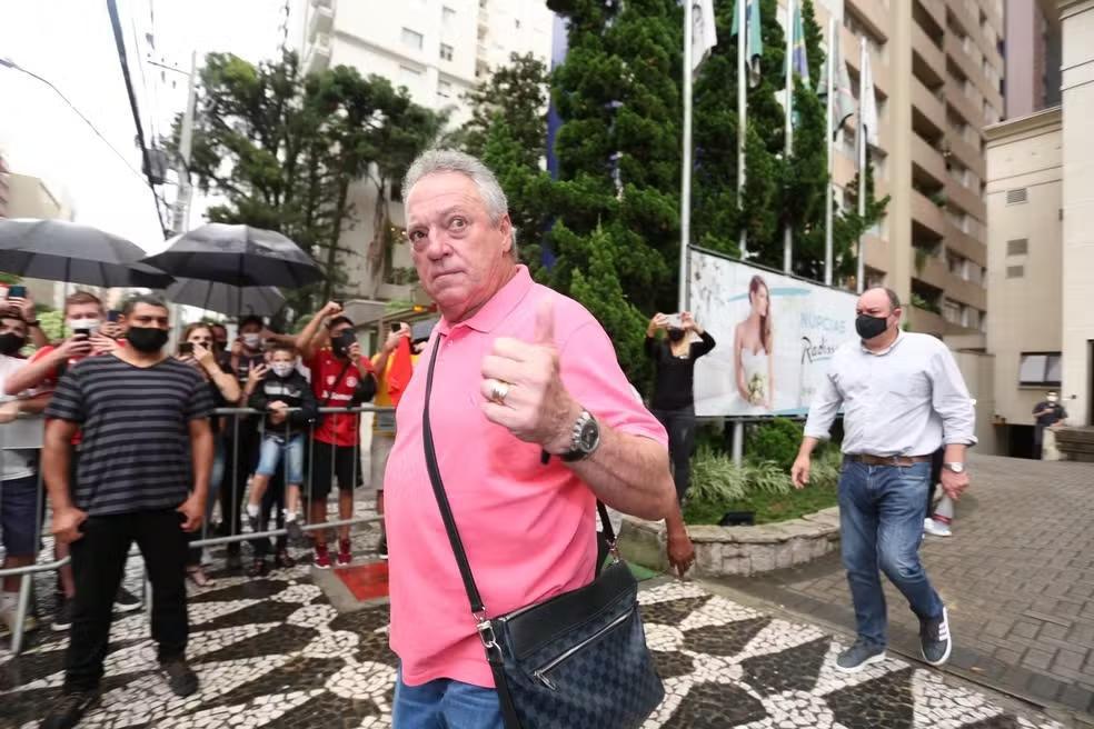 Abel Braga aparece no BID vestindo camisa rosa após fala polêmica; entenda o caso Abel Braga aparece no BID vestindo camisa rosa após fala polêmica; entenda o caso