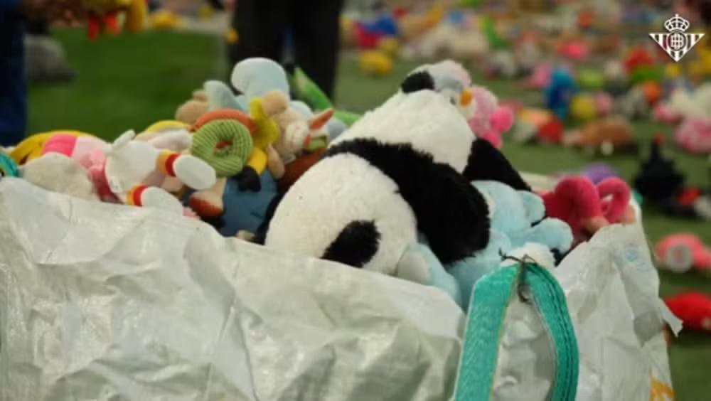 Torcida do Betis transforma estádio em mar de solidariedade com doação de pelúcias na Espanha Torcida do Betis transforma estádio em mar de solidariedade com doação de pelúcias na Espanha