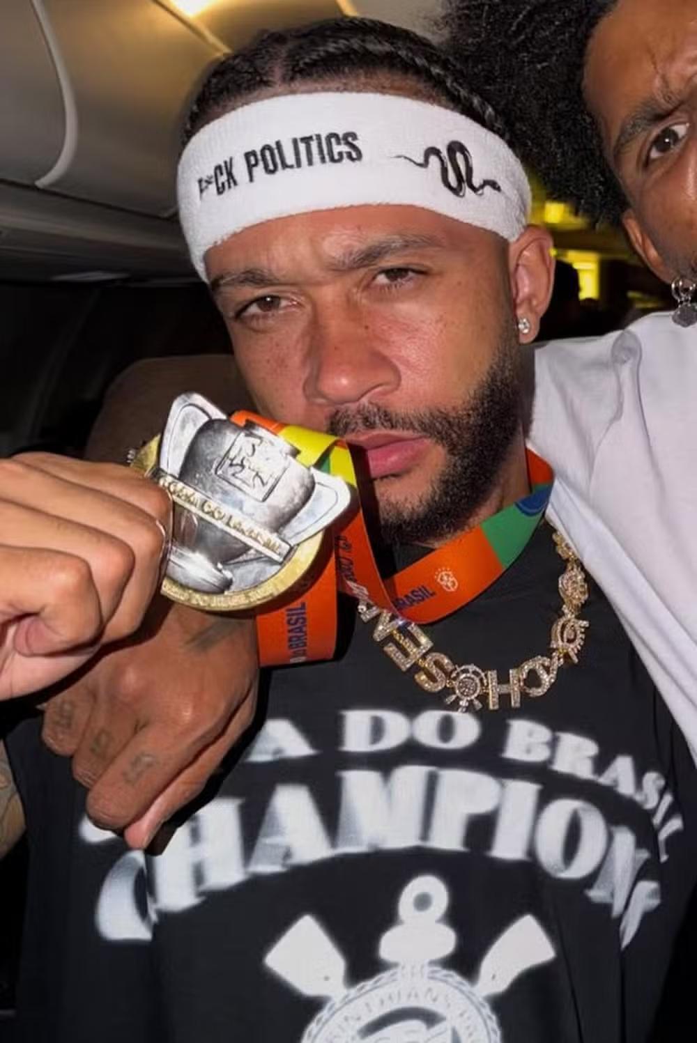 Memphis e Fabinho criticam política do Corinthians e pedem mudanças internas Memphis e Fabinho criticam política do Corinthians e pedem mudanças internas