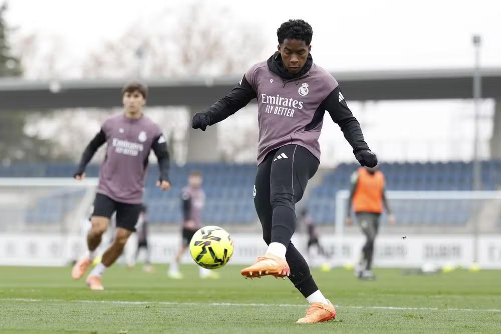 Endrick chega ao Lyon: líder da Liga Europa e desafios no Campeonato Francês Endrick chega ao Lyon: líder da Liga Europa e desafios no Campeonato Francês