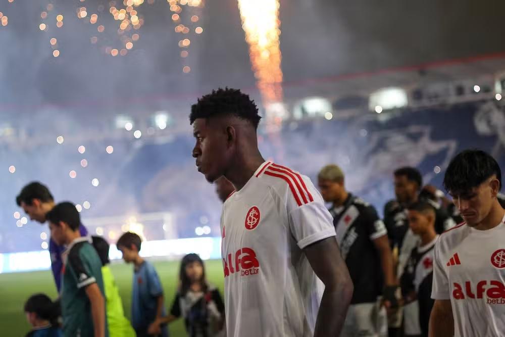 Flamengo avança em negociação com o Inter e se aproxima da contratação do zagueiro Vitão Flamengo avança em negociação com o Inter e se aproxima da contratação do zagueiro Vitão