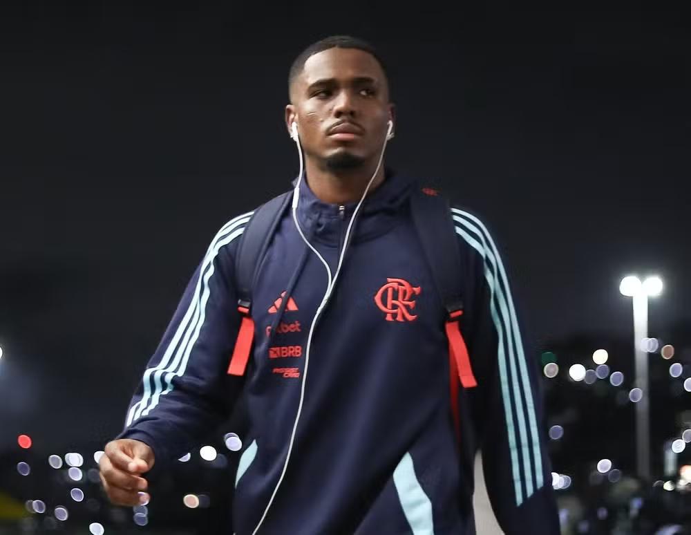 Grêmio demonstra interesse em Evertton Araújo, mas Flamengo adia negociação por indefinição técnica