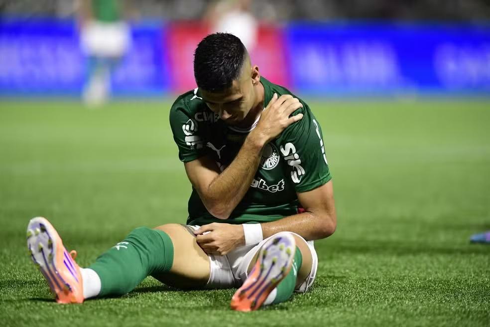 Andreas Pereira sofre trauma no ombro e vira desfalque do Palmeiras por cerca de um mês