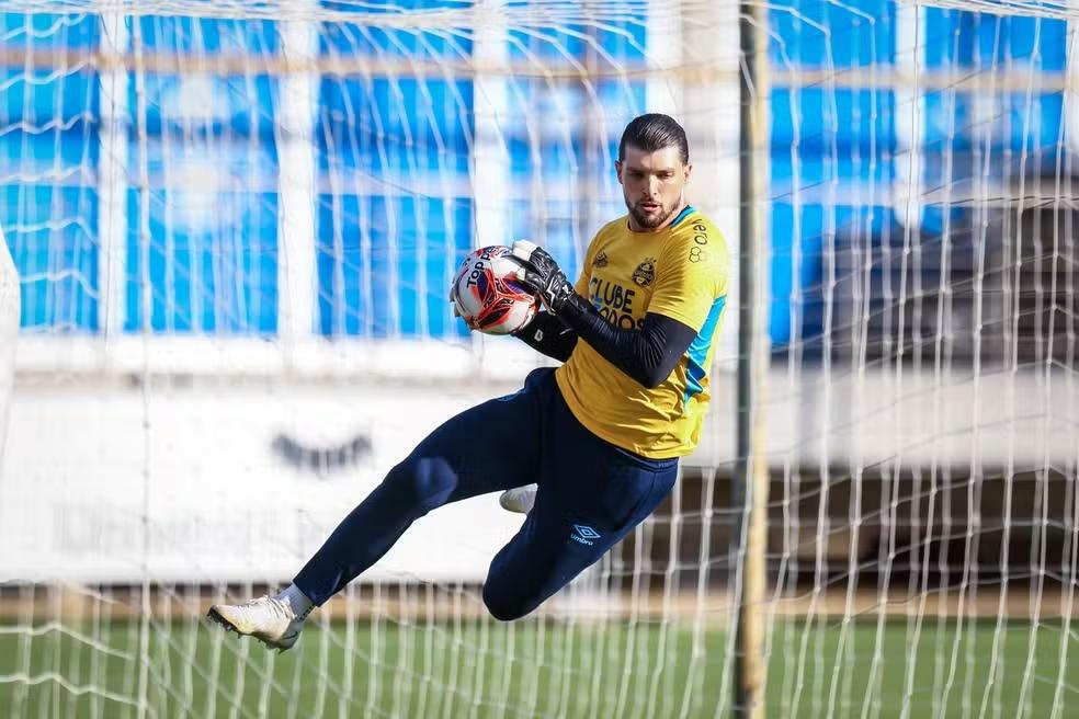 Tiago Volpi negocia saída do Grêmio após perder espaço com chegada de Weverton Tiago Volpi negocia saída do Grêmio após perder espaço com chegada de Weverton