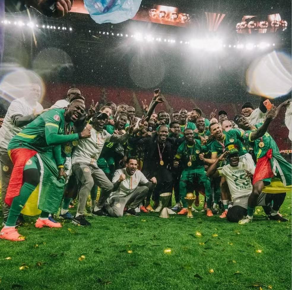 Técnico de Senegal explica saída do campo na final da Copa Africana: “Tentei proteger meus jogadores da injustiça” Técnico de Senegal explica saída do campo na final da Copa Africana: “Tentei proteger meus jogadores da injustiça”