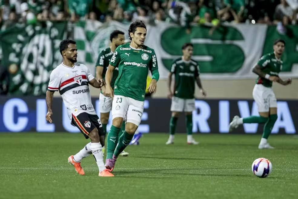 Raphael Veiga é ovacionado no Palmeiras em noite marcada por incerteza sobre o futuro