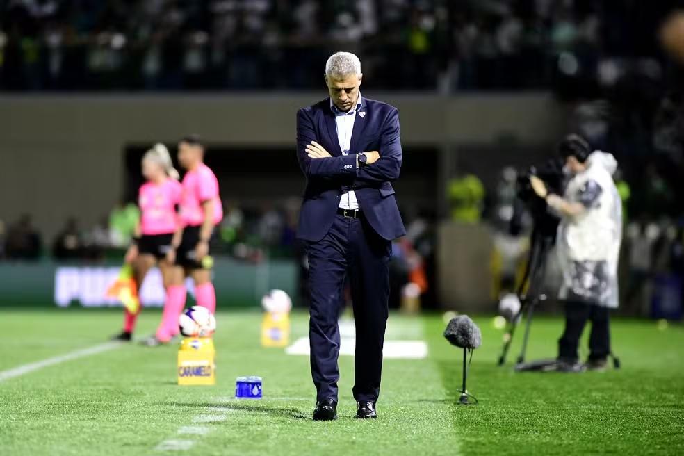 Rafinha assume cargo no São Paulo e cenário de crise coloca Hernán Crespo sob forte pressão