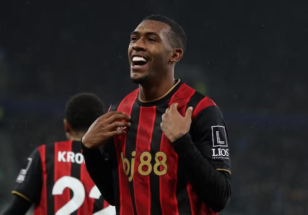 Rayan brilha após pênalti e recebe elogios de Iraola no Bournemouth: "Não é alguém afetado por pressão"