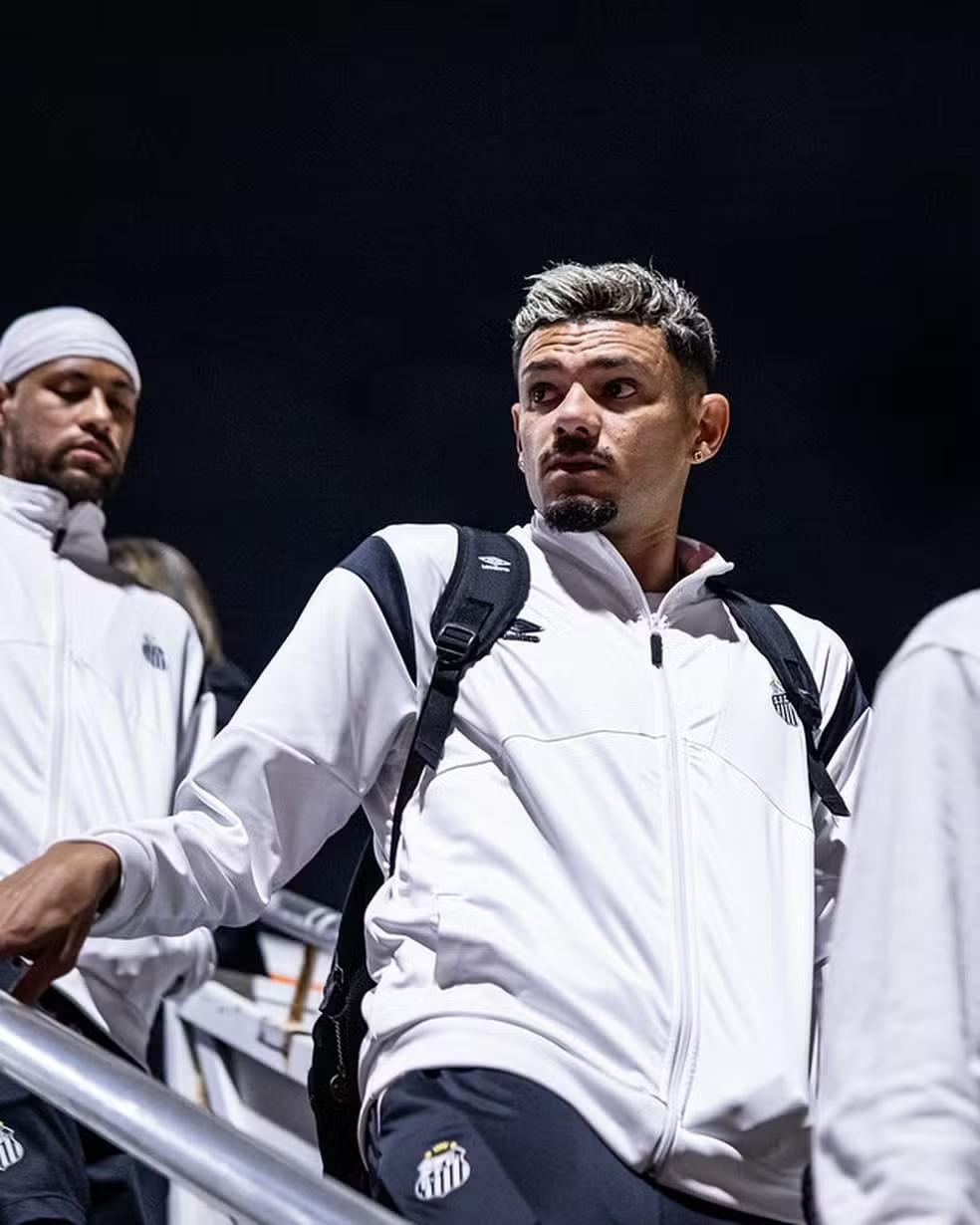 Santos pode promover novas saídas no elenco antes do fechamento da janela de transferências Santos pode promover novas saídas no elenco antes do fechamento da janela de transferências