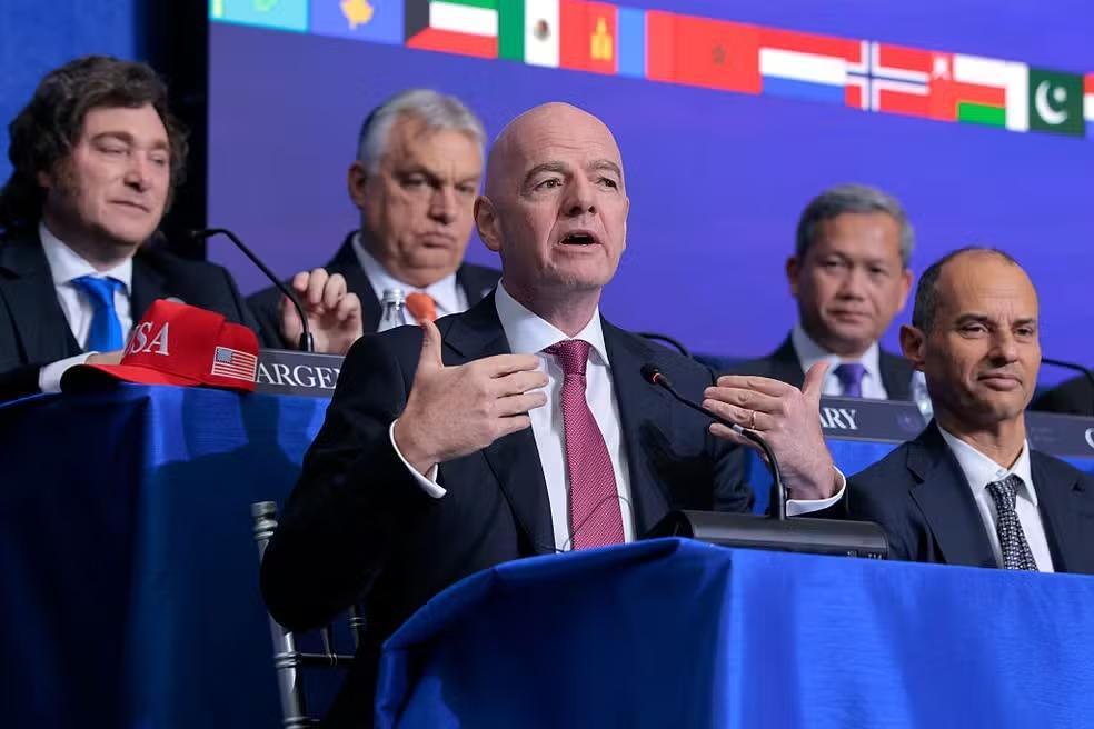 Infantino propõe expulsão para jogadores que escondem a boca em campo e cobra regra mais dura contra racismo