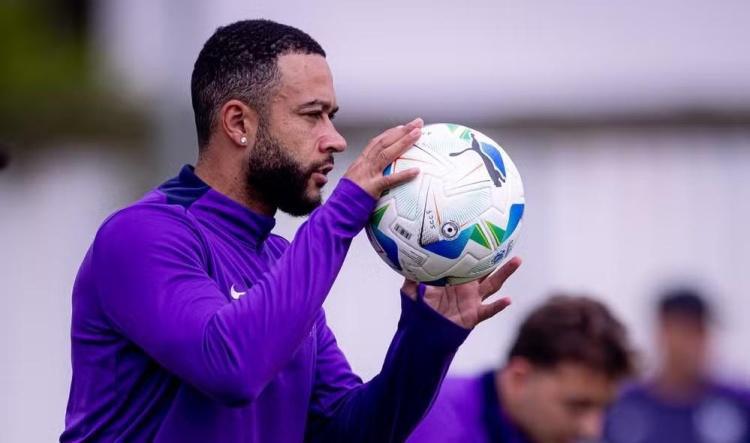 Lesão no tornozelo afasta Memphis do Corinthians na Sul-Americana