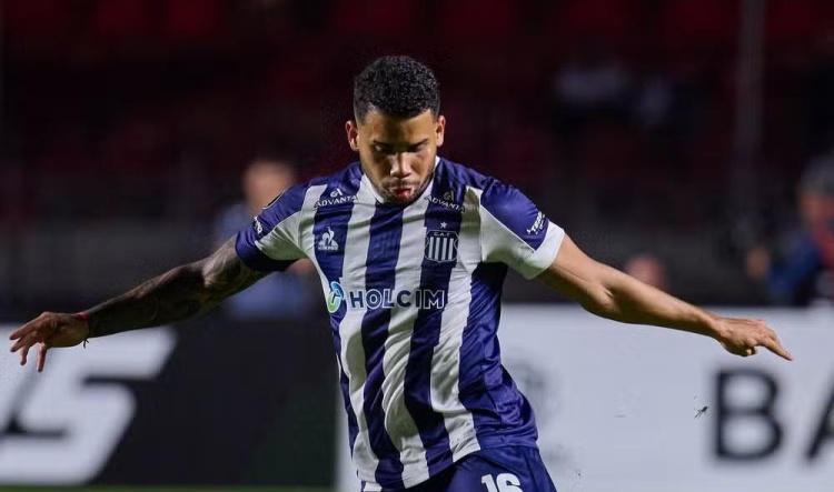 Navarro denuncia xenofobia após confronto com Bobadilla no Morumbis