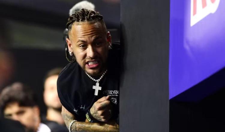 Neymar rebate críticas sobre vida fora dos gramados e defende dedicação ao Santos