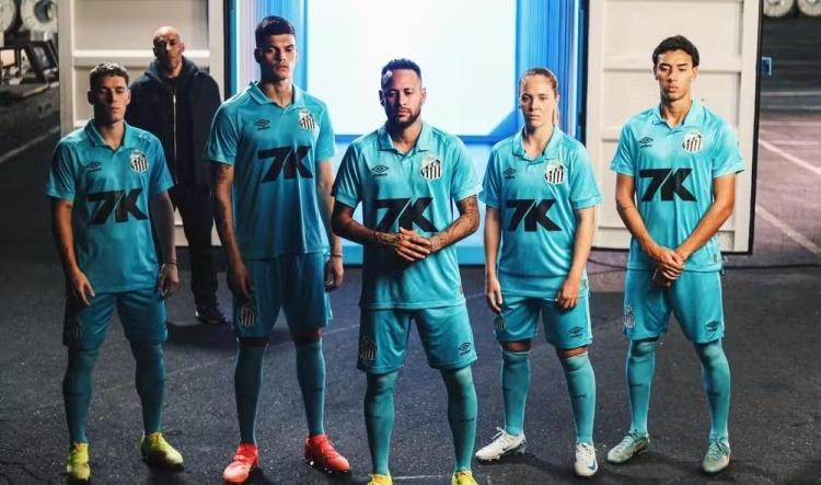 Santos resgata camisa turquesa em tributo a Neymar e emociona torcedores