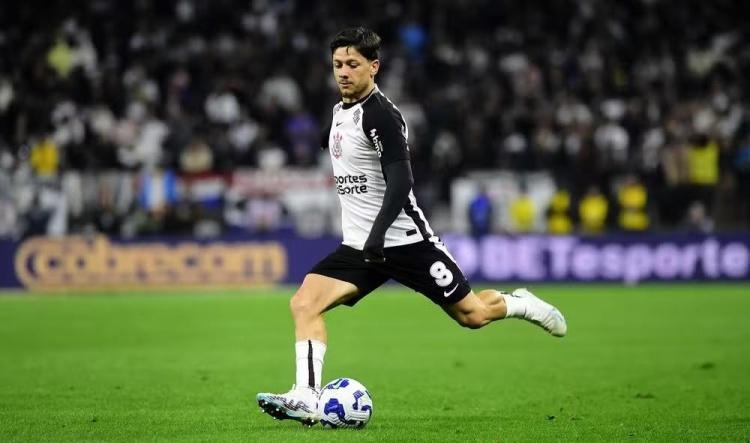 Clima político no Corinthians interfere no dia a dia, afirma Rodrigo Garro