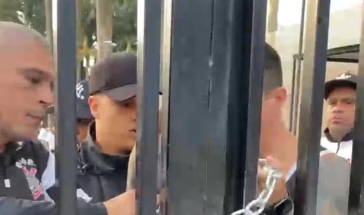 Protesto de torcidas fecha sede do Corinthians: “Revolução começou hoje”, dizem líderes