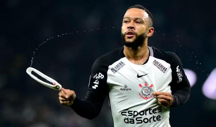 Depay cobra Corinthians por pendências milionárias e ameaça não cumprir contrato