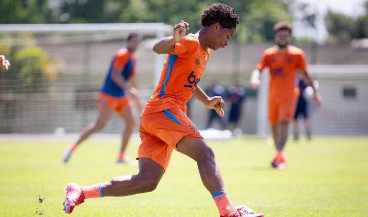 Sport intensifica contatos na Europa e presidente visita Barcelona por Zé Lucas