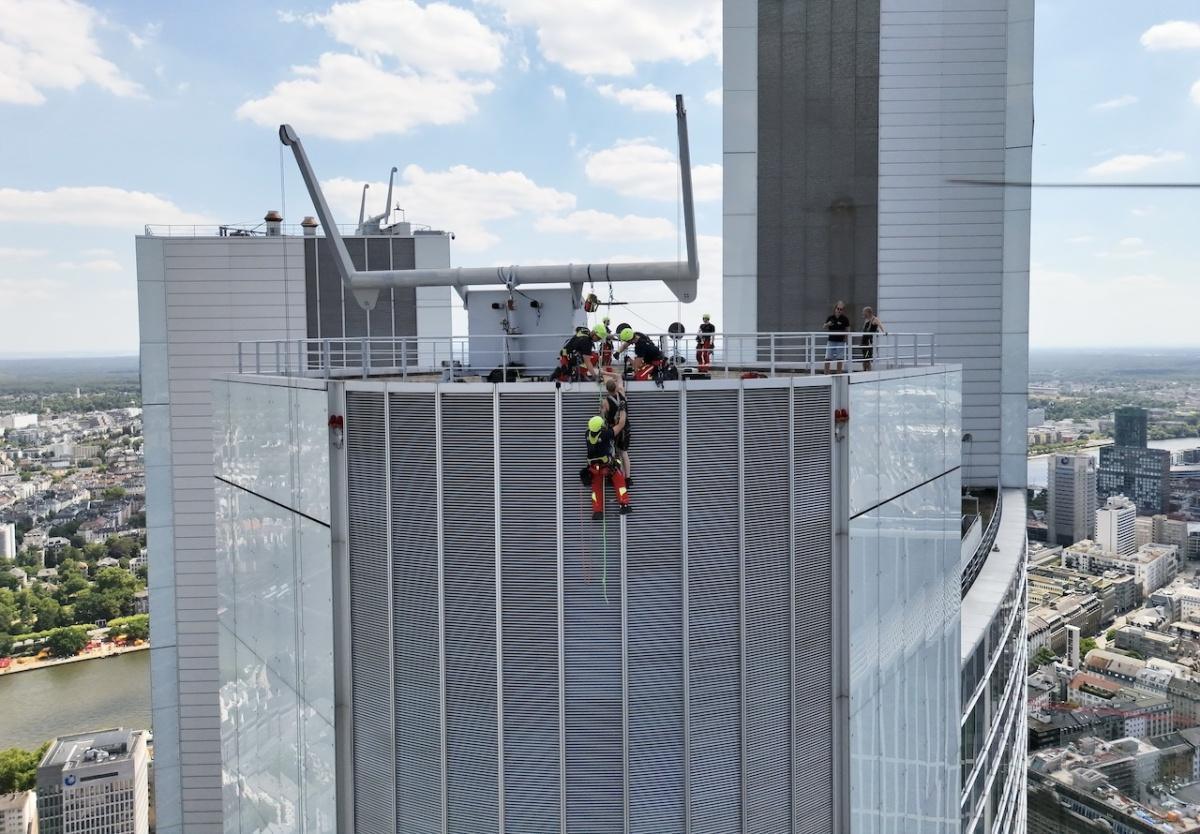 Spektakuläre Höhenrettung am Commerzbank-Hochhaus Spektakuläre Höhenrettung am Commerzbank-Hochhaus