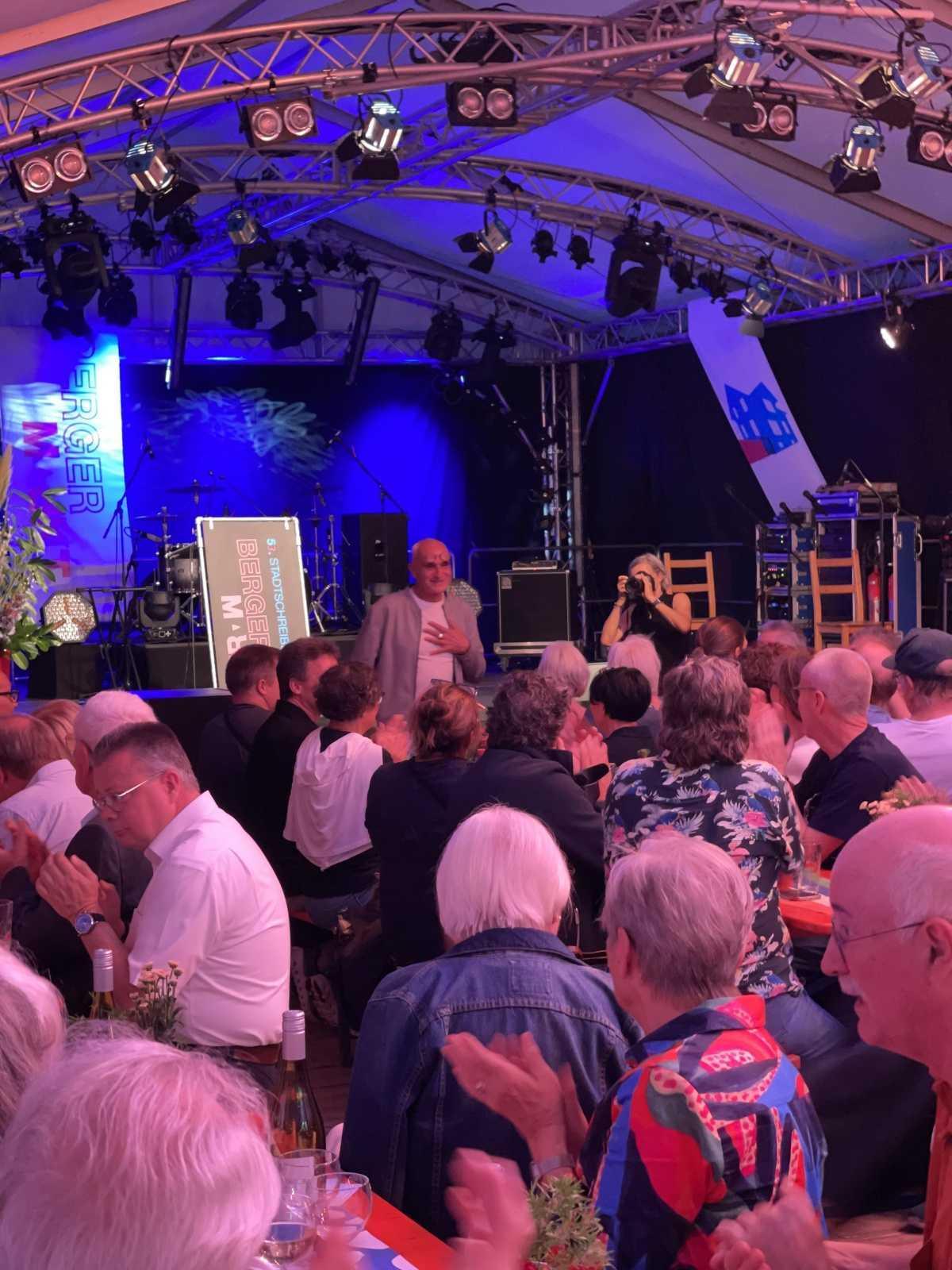 Volles Festzelt: Judith Kuckart wird Stadtschreiberin
