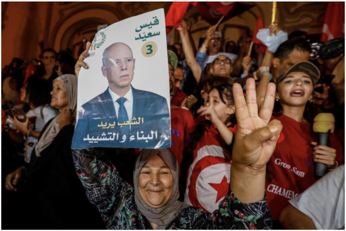 En Tunisie, le président Kaïs Saïed donné vainqueur d’une élection jouée d’avance