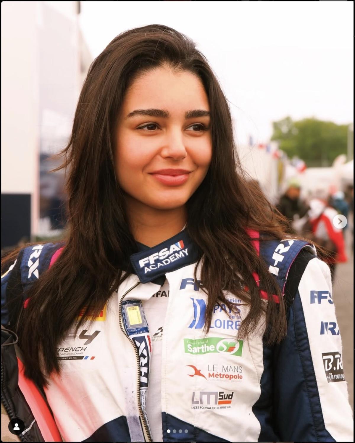 Sofia Zanfari, 18 ans, fait sensation sur les circuits en révolutionnant la F4 française Sofia Zanfari, 18 ans, fait sensation sur les circuits en révolutionnant la F4 française