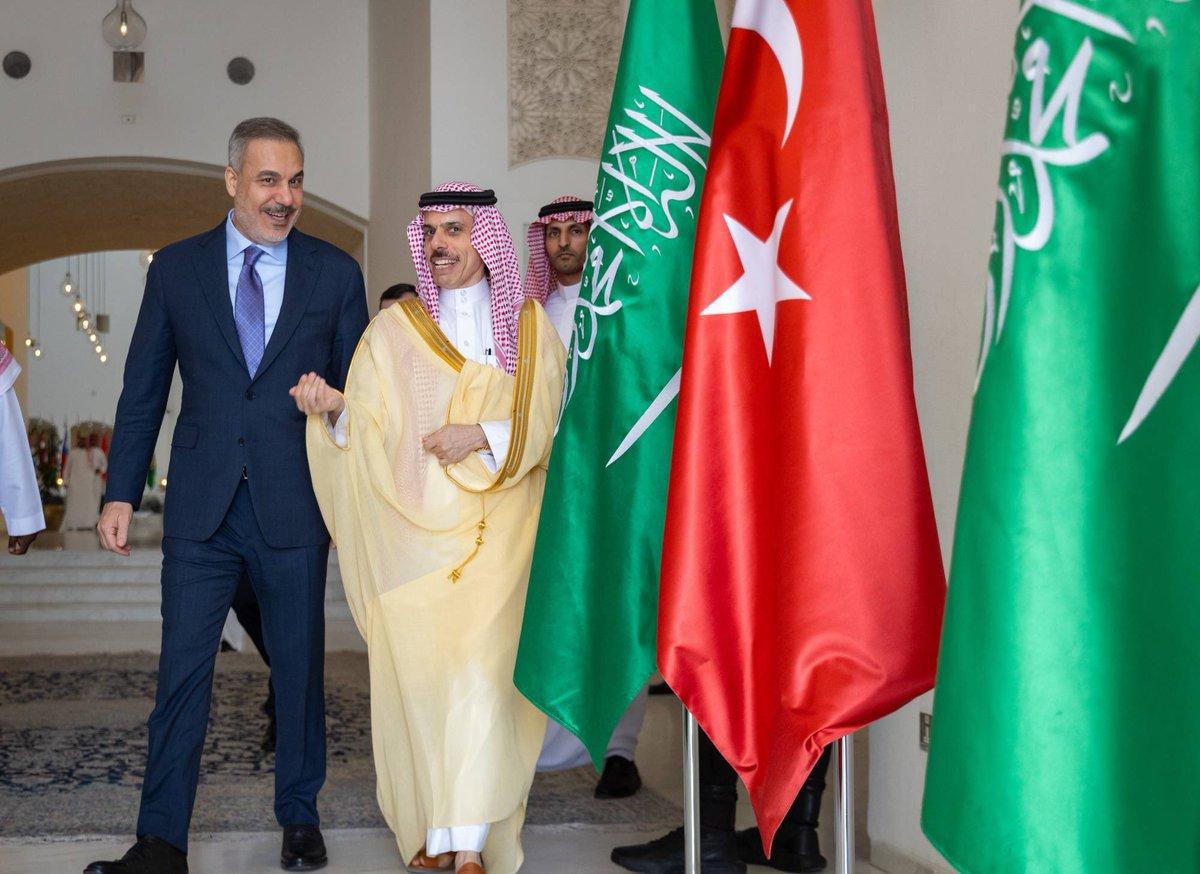 𝐓𝐫𝐚𝐜𝐭𝐚𝐭𝐢𝐨𝐧𝐬 𝐜𝐫𝐨𝐢𝐬𝐞́𝐞𝐬 𝐚̀ 𝐑𝐲𝐚𝐝𝐡 𝐞𝐭 𝐓𝐞́𝐡𝐞́𝐫𝐚𝐧 : 𝐥’𝐚𝐱𝐞 𝐝𝐞𝐬 𝐞́𝐪𝐮𝐢𝐥𝐢𝐛𝐫𝐞𝐬 𝐫𝐞́𝐠𝐢𝐨 𝐓𝐫𝐚𝐜𝐭𝐚𝐭𝐢𝐨𝐧𝐬 𝐜𝐫𝐨𝐢𝐬𝐞́𝐞𝐬 𝐚̀ 𝐑𝐲𝐚𝐝𝐡 𝐞𝐭 𝐓𝐞́𝐡𝐞́𝐫𝐚𝐧 : 𝐥’𝐚𝐱𝐞 𝐝𝐞𝐬 𝐞́𝐪𝐮𝐢𝐥𝐢𝐛𝐫𝐞𝐬 𝐫𝐞́𝐠𝐢𝐨