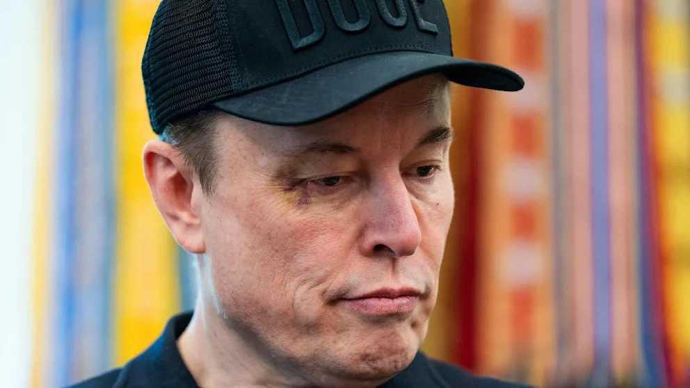 Elon Musk apparaît avec un œil au beurre noir lors d'une conférence à la Maison-Blanche et ironise sur la France