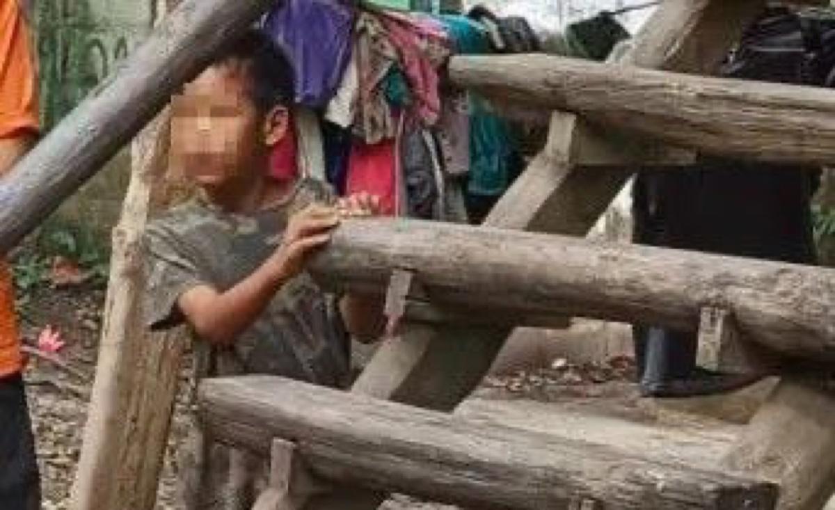 La police thaïlandaise a retrouvé un garçon élevé par des chiens La police thaïlandaise a retrouvé un garçon élevé par des chiens