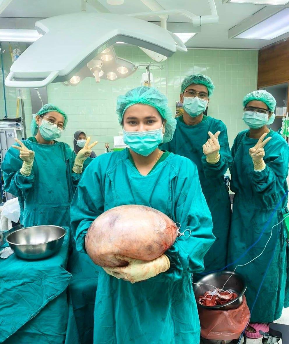 Des médecins thaïlandais ont retiré un kyste de 8 kilogrammes. L'opération a duré 6 heures Des médecins thaïlandais ont retiré un kyste de 8 kilogrammes. L'opération a duré 6 heures