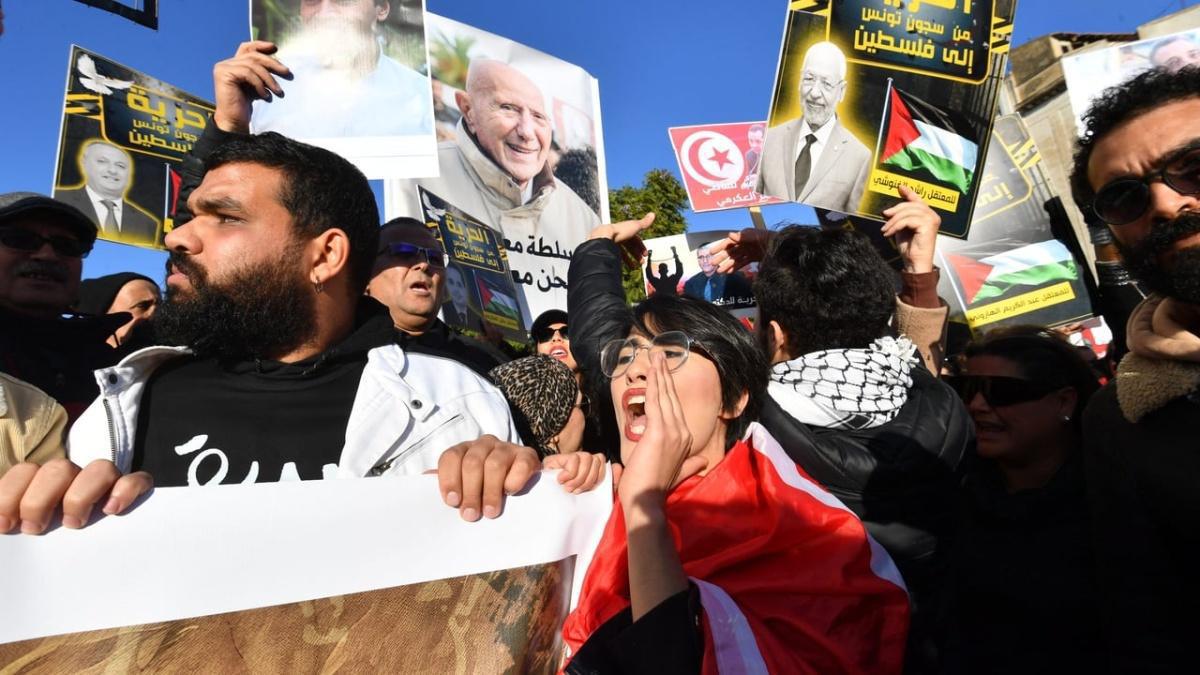 À Tunis, plusieurs centaines de personnes se rassemblent pour demander la libération de militants À Tunis, plusieurs centaines de personnes se rassemblent pour demander la libération de militants