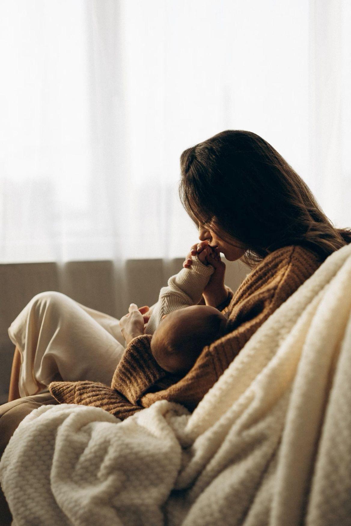 Après la naissance, on surveille le bébé. Mais qui surveille vraiment la mère ?