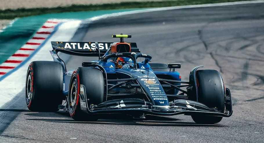 Verstappen arrasa y gana en Imola