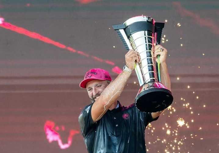 Jon Rahm remata la liga árabe de Golf, consiguiendo el primer puesto del ranking final. 