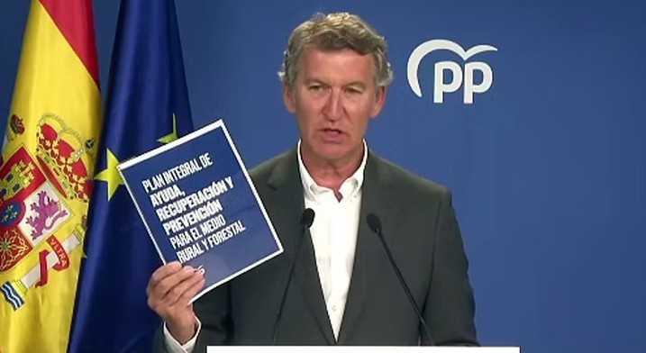 Feijóo lanza un plan contra los incendios con 50 medidas que prevé un registro de pirómanos.