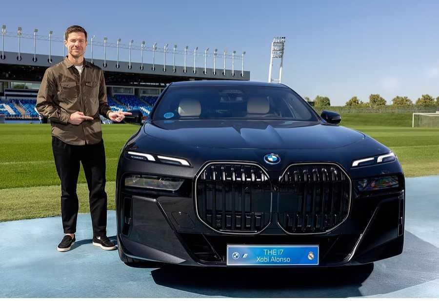 El primer equipo del Real Madrid posa junto a sus nuevos BMW El primer equipo del Real Madrid posa junto a sus nuevos BMW