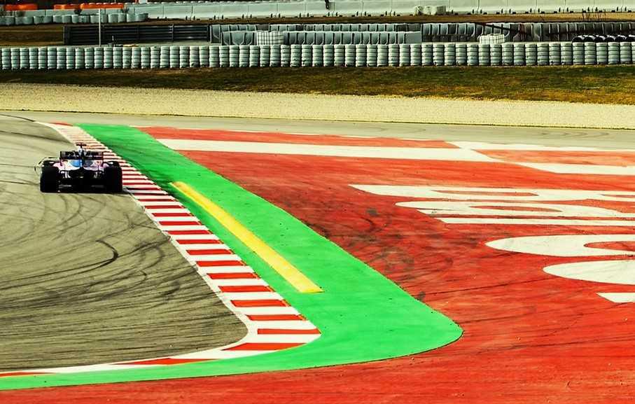 El Espejismo del Asfalto Rojo 