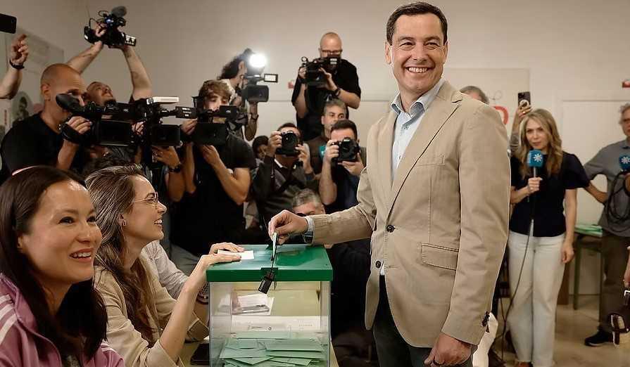 Moreno se queda a dos escaños de la mayoría absoluta Moreno se queda a dos escaños de la mayoría absoluta