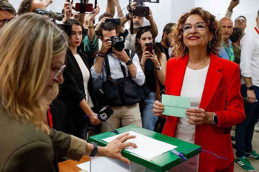Moreno se queda a dos escaños de la mayoría absoluta 
