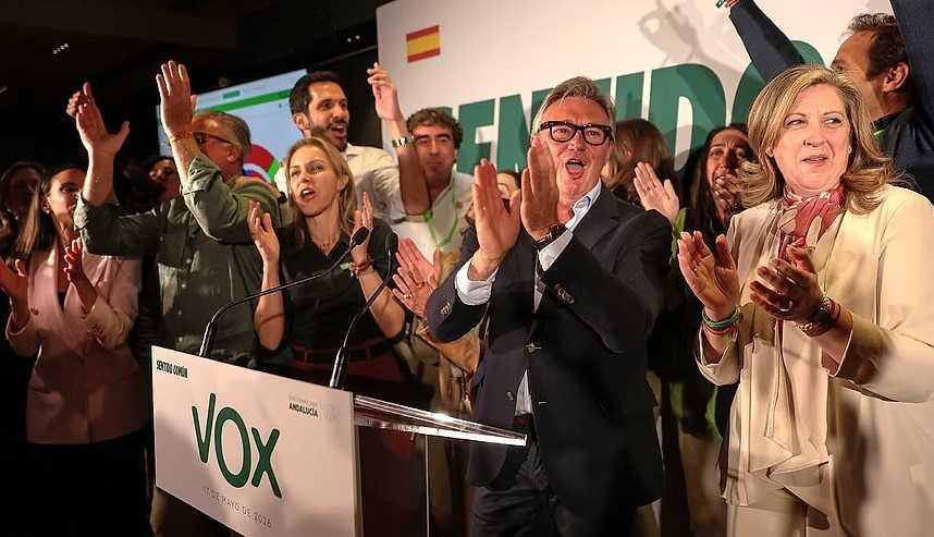 Moreno se queda a dos escaños de la mayoría absoluta 