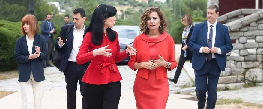 El juez imputa a la presidenta de la SEPI y otra veintena de cargos por los amaños de la "trama Leire Díez" El juez imputa a la presidenta de la SEPI y otra veintena de cargos por los amaños de la "trama Leire Díez"