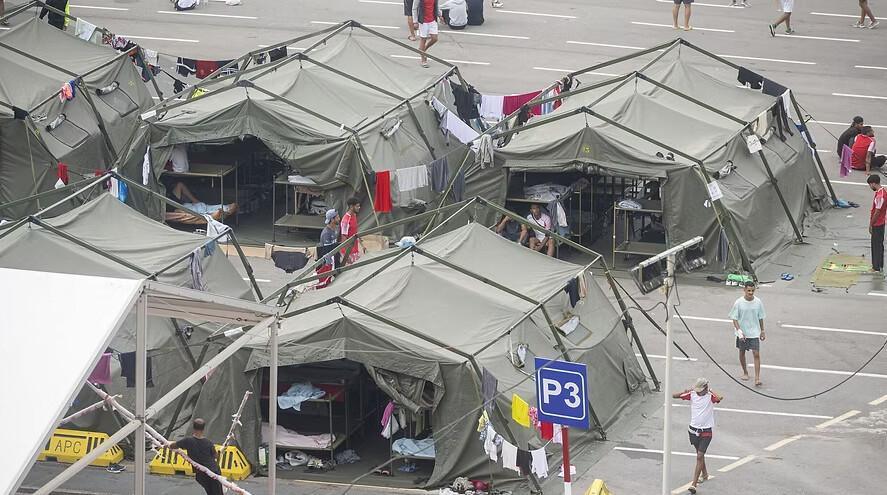 Las carpas de Sánchez sitúan a los invasores a un paso de poder sabotear la energía y al Ejército en Ceuta
