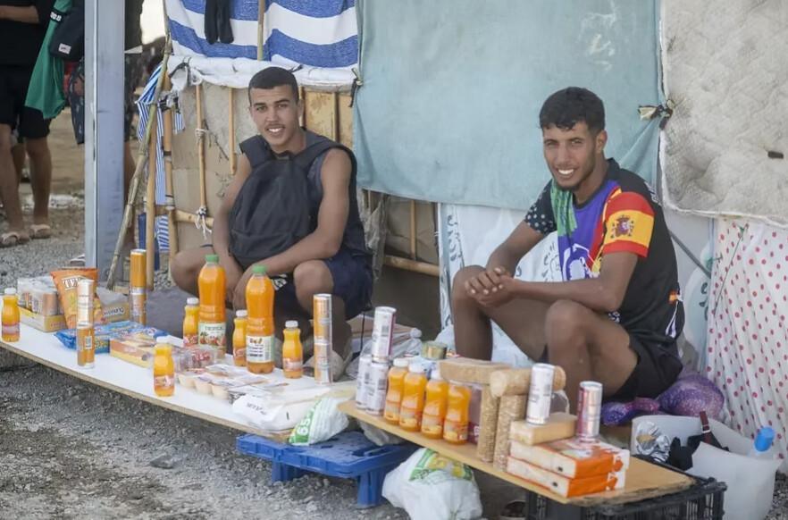 Las carpas de Sánchez sitúan a los invasores a un paso de poder sabotear la energía y al Ejército en Ceuta Las carpas de Sánchez sitúan a los invasores a un paso de poder sabotear la energía y al Ejército en Ceuta