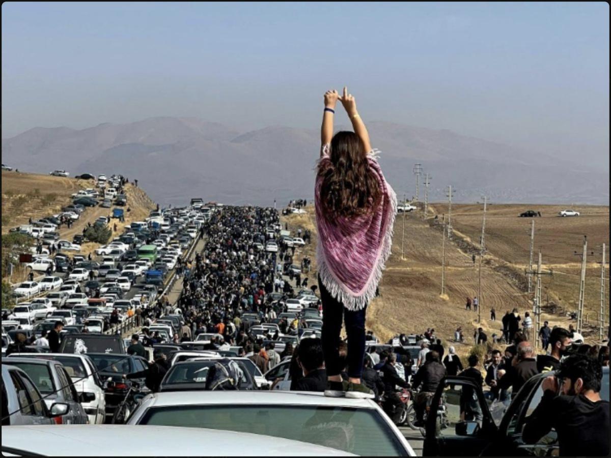  Iran : Un an après la mort de Mahsa Amini, la révolte perdure face à un régime affaibli