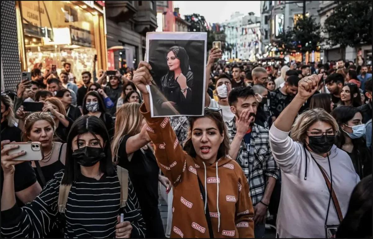 Iran : Un an après la mort de Mahsa Amini, la révolte perdure face à un régime affaibli Iran : Un an après la mort de Mahsa Amini, la révolte perdure face à un régime affaibli