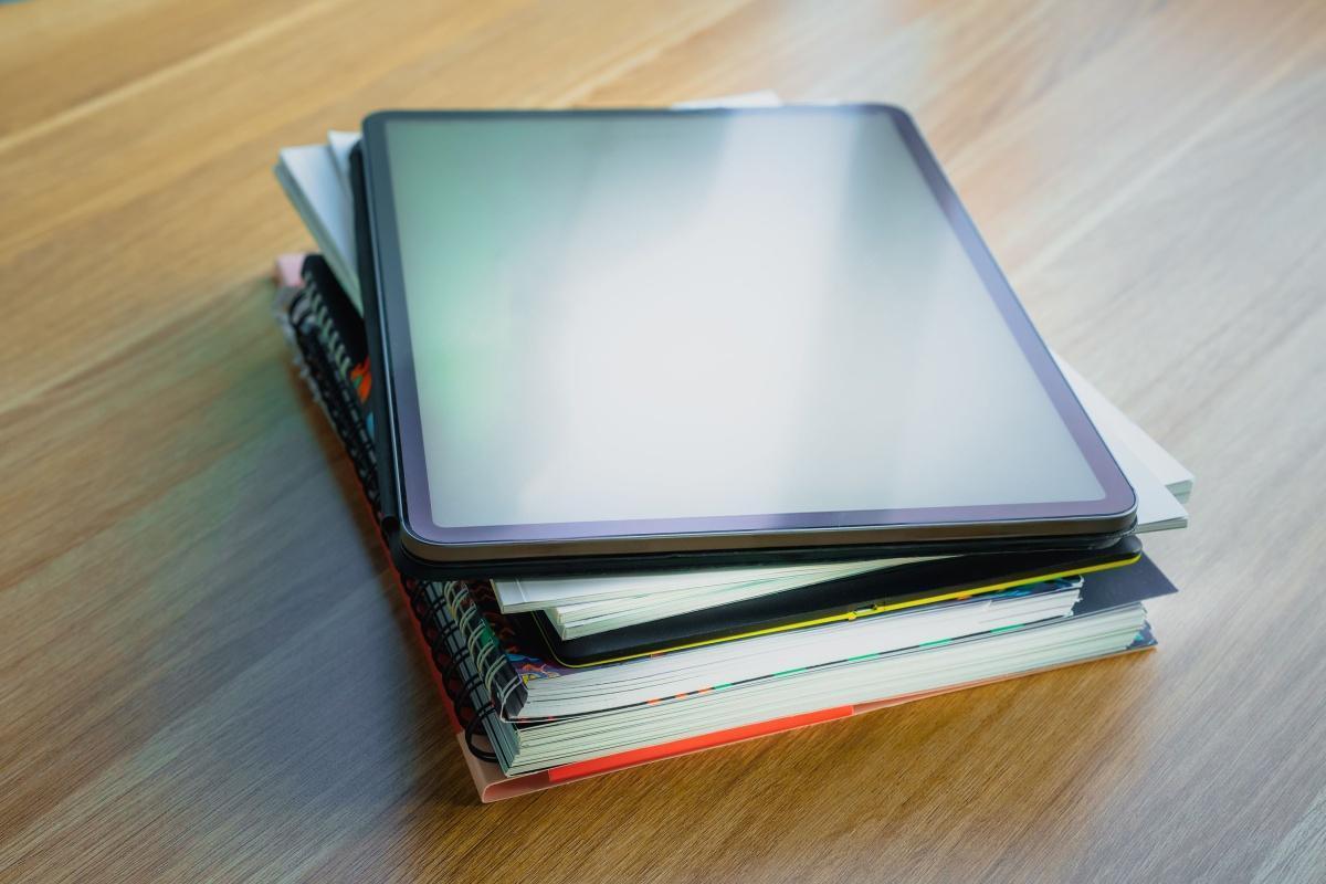 Pourquoi lire sur papier reste scientifiquement supérieur à lire sur écran